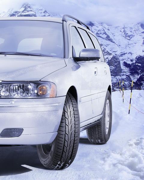 Wenn es wärmer wird, lässt der Grip der Winterreifen schnell nach. Foto: Auto-Reporter/Semperit